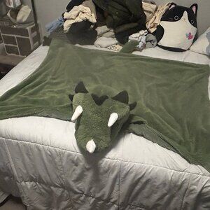 Pillowfort Dinosaur Green Triceratops Hooded Super Soft Fleece Blanket